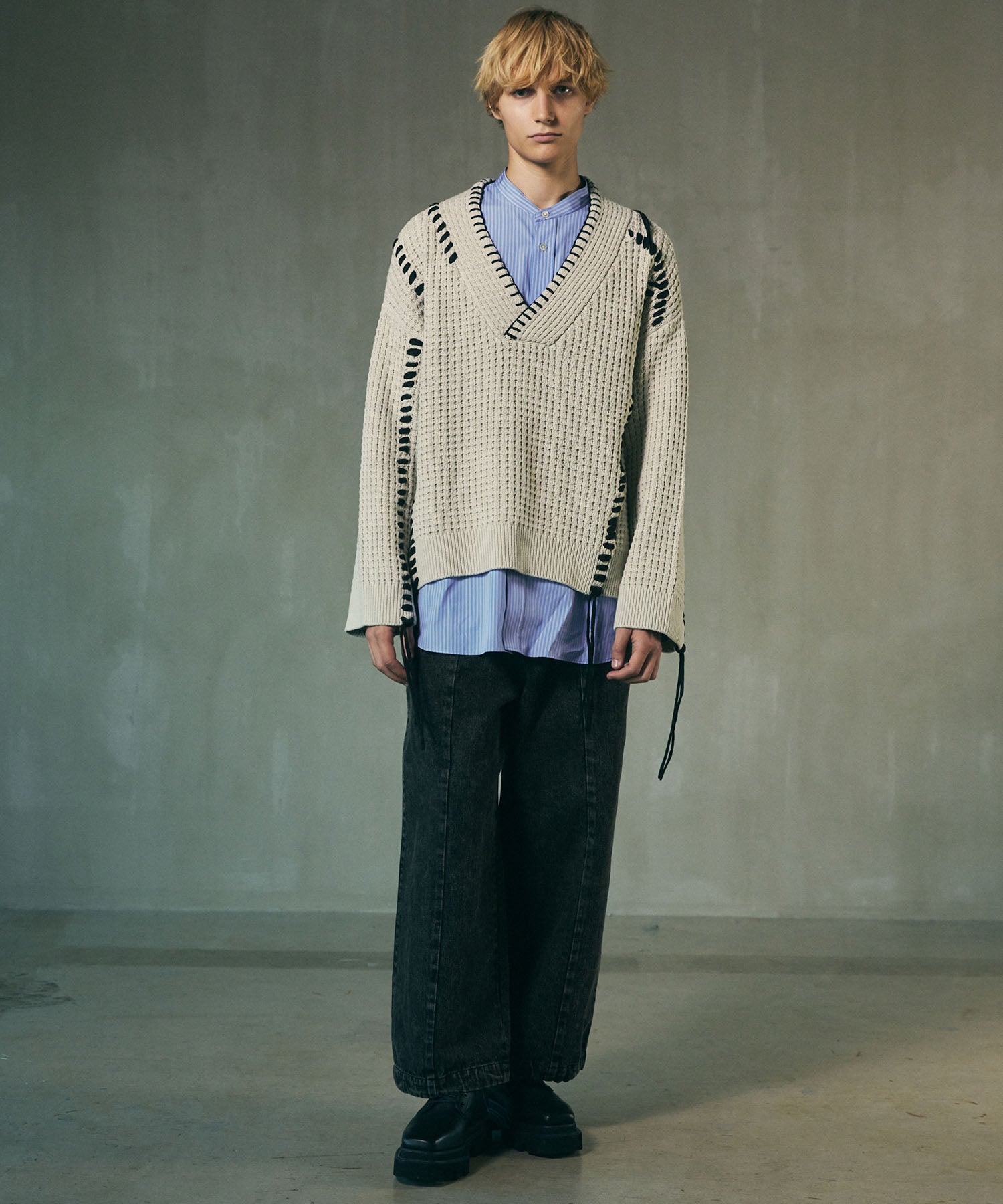 Oni-Waffle Embroidery Prime-Over V-Neck Knit Pullover