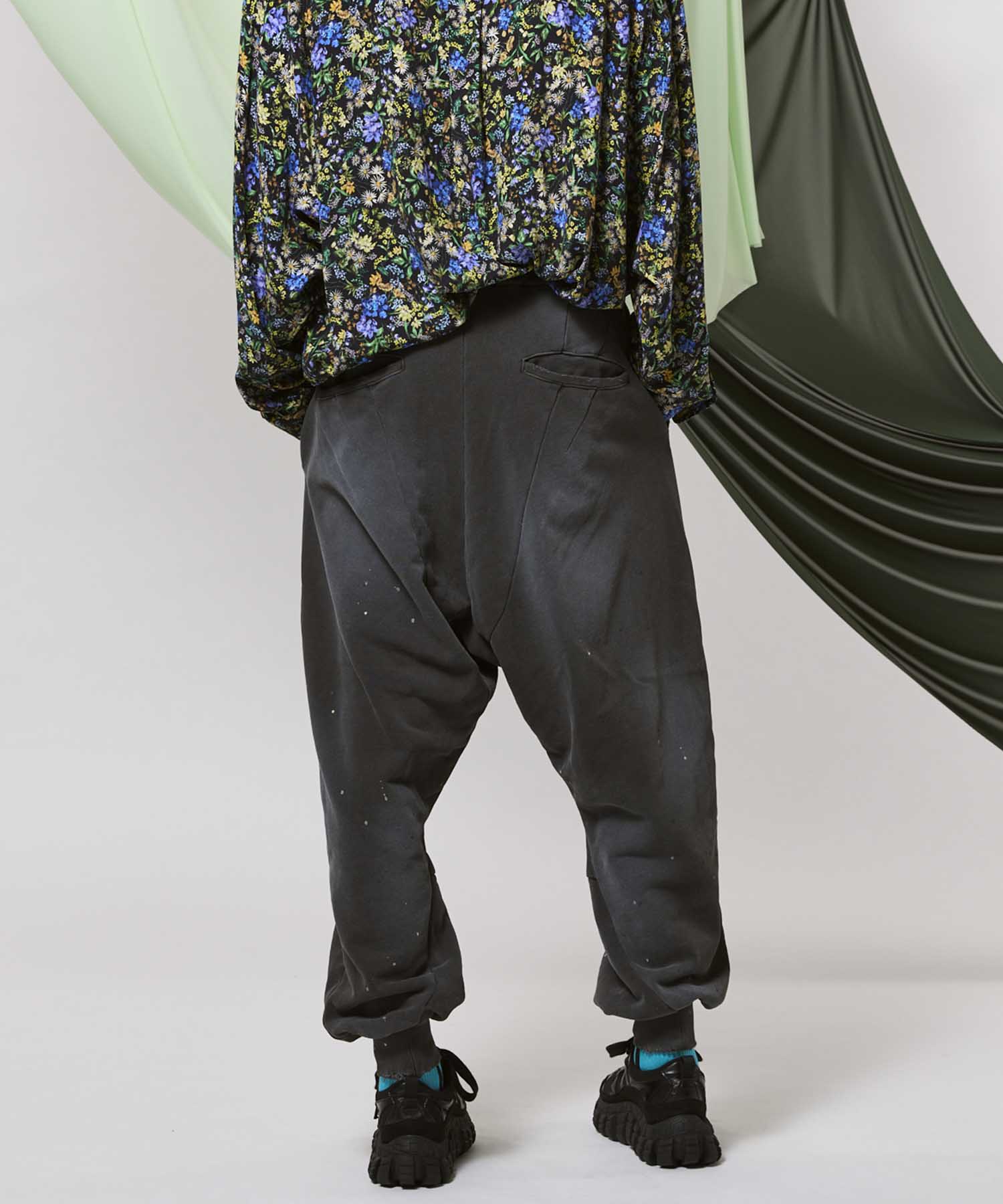 Three-Dimensional Cutting Weathered Sweat Pants